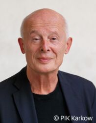 Redner: Prof. Dr. Dr. h.c. mult. Hans Joachim Schellnhuber - Generaldirektor des IIASA; Direktor Emeritus des Potsdam-Institut für Klimafolgenforschung e.V.; Initiator, Gründer und Co-Geschäftsführer Bauhaus Erde gGmbH